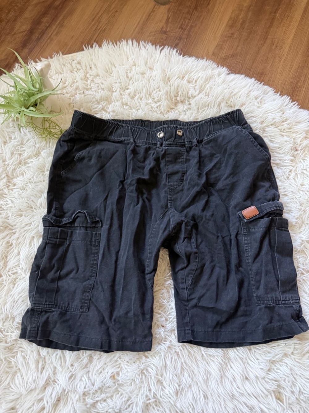Versatile black Men's Black Cargo stretchy Shorts with Multiple Utility Pockets - Picture 2 of 4